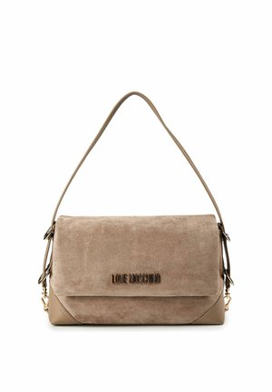 Taupe Wildleder-Schultertasche mit Klappe und "LOVE MOSCHINO" Metall-Logo vorne, mit verstellbarem Schulterriemen und goldfarbenen Beschlägen.