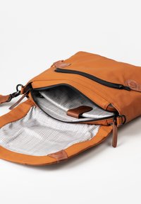 Braune Nylon-Crossbody-Tasche mit einem Reißverschluss, ausgestattet mit einem strukturierten grauen Innenfutter und Lederakzenten. Das Innere umfasst eine Tasche zur Organisation.