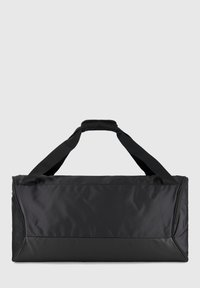 Borsa a spalla nera realizzata in tessuto resistente, dotata di due manici robusti. Presenta una forma rettangolare e una superficie liscia e testurizzata, con una tasca laterale in rete.