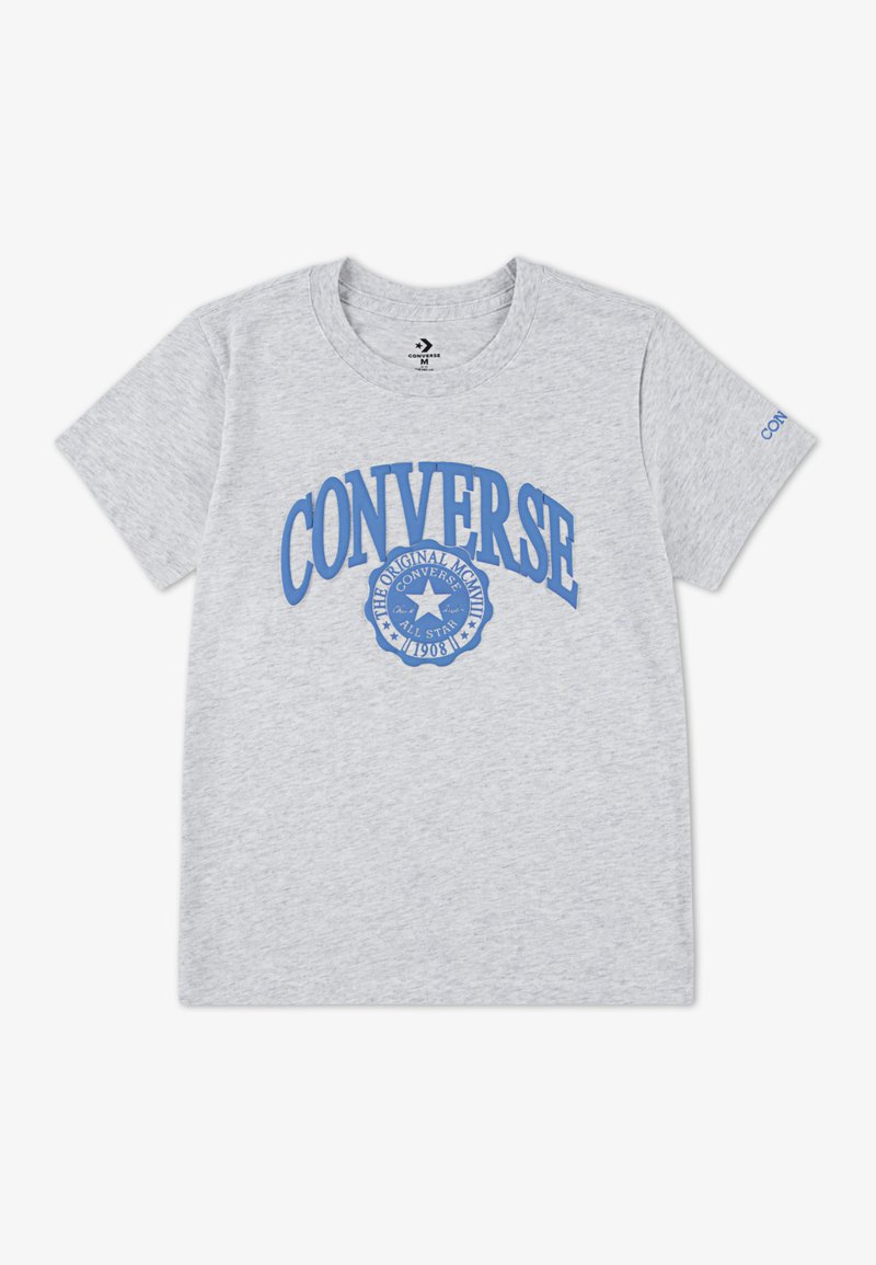Camiseta de algodón gris con mangas cortas, que presenta el texto y logo azul "CONVERSE" centrados en la parte frontal, escote redondo y ajuste estándar.
