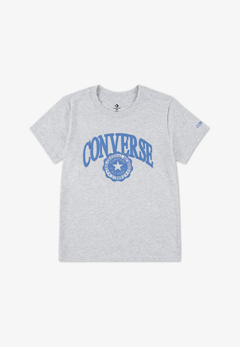 Szary bawełnowy t-shirt z krótkimi rękawami, z niebieskim napisem i logo "CONVERSE" umieszczonym na środku, okrągłym dekoltem i standardowym krojem.