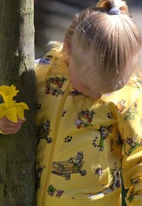 Gul zip-up huvtröja med lekfulla djurillustrationer, med en slät textur och en påsklilja i handen.