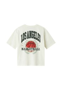 T-shirt surdimensionné de couleur crème avec une conception graphique comportant "LOS ANGELES" et "BASKETBALL", ainsi que des détails de basket-ball et de laurier.