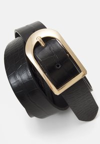 Ceinture en cuir noir avec une texture crocodile, dotée d'une boucle rectangulaire en ton doré et d'une finition lisse. Les extrémités sont effilées.