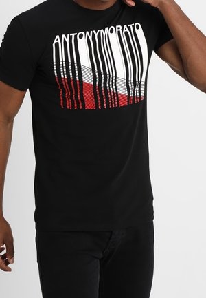 T-shirt noir avec un graphique textuel en rayures horizontales blanches et rouges "ANTONY MORATO" sur le devant. Dispose d'un col rond et de manches courtes.