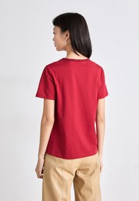 GANT SCRIPT - T-shirt med print - cherry red