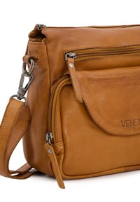 Braune Leder-Crossbody-Tasche mit mehreren Reißverschlusstaschen, verstellbarem Gurt und eingeprägtem Markenlogo auf der Vorderseite.