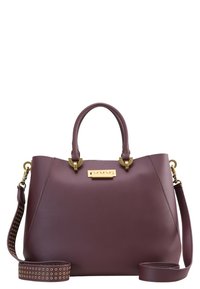 Borsa in pelle borgogna con doppi manici e tracolla removibile, dotata di chiusura in metallo color oro e dettagli perforati sulla tracolla.