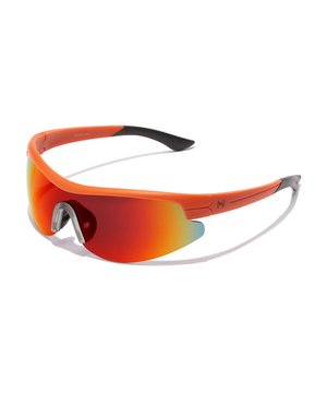 Lyse orange sportsolbriller med omsluttende røde reflekterende linser og sorte stænger på hvid baggrund.