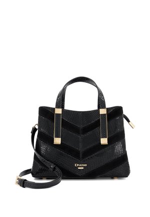 Bolso negro con textura y patrón de chevron, detalles dorados, asas cortas, una correa de hombro desmontable y el nombre de la marca Dune en la parte delantera.