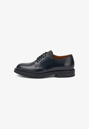 Scarpa stringata in pelle blu navy con punta tondeggiante, texture liscia, cuciture minime e suola in gomma nera robusta.