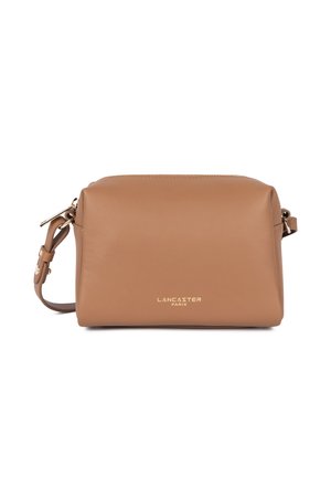 Petit sac bandoulière en cuir beige avec sangle réglable et logo doré "Lancaster Paris" au centre avant.
