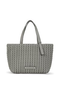 Sac fourre-tout tissé gris avec un motif tressé texturé, doté de deux poignées robustes et d'une plaque métallique de marque à l'avant.