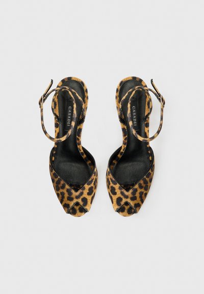 Sandale cu toc înalt, cu imprimeu leopard, cu un design încrucișat în față, curea pentru glezna și detalii din piele neagră. Au o textură netedă și bot ascuțit.