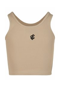 Beige ribbet crop top med en bred halsudskæring og sort broderet logo på brystet. Ermeløs design med en tætsiddende pasform og glat tekstur.