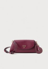 Vinröd syntetisk handväska med en triangulär logotyp, klaffstängning, guldfärgad beslag och ett avtagbart hänge. Kompakt och strukturerad design.