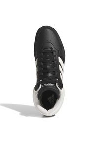 Svarta högkantrings-sneakers med perforerat läderöverdel, vita läderremsor, svarta snören, vadderad krage och logotyp på tungan.