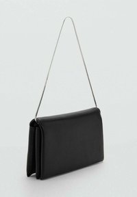 Bolso de mano de cuero negro con forma rectangular plana, correa de cadena y textura suave. Diseño sencillo sin hardware visible.