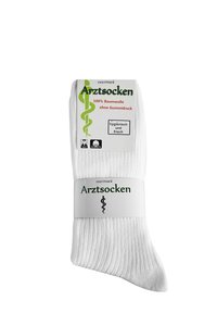 Weiße Baumwollsocken mit der Aufschrift "Arztocken", die über eine gerippte Struktur verfügen und mit einem Pappband versehen sind, das ein grünes Caduceus-Symbol sowie Hygienhinweise zeigt.