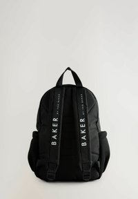 Schwarzer Rucksack mit gepolsterten Trägern und seitlichen Netztaschen. Mit weißem Logo-Text, der vertikal entlang der Träger verläuft. Glatte Stoffoberfläche.