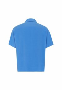 Krátký rukáv modré košile se rovný průstřih, límcem a hladkým povrchem. Jednoduchý design bez viditelných vzorů nebo kování.