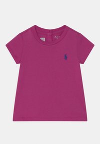 Tričko s krátkým rukávem a kulatým výstřihem v živé magentové barvě z bavlny, s malým modrým vyšívaným logem na hrudi. Jednoduchý design, žádné vzory.