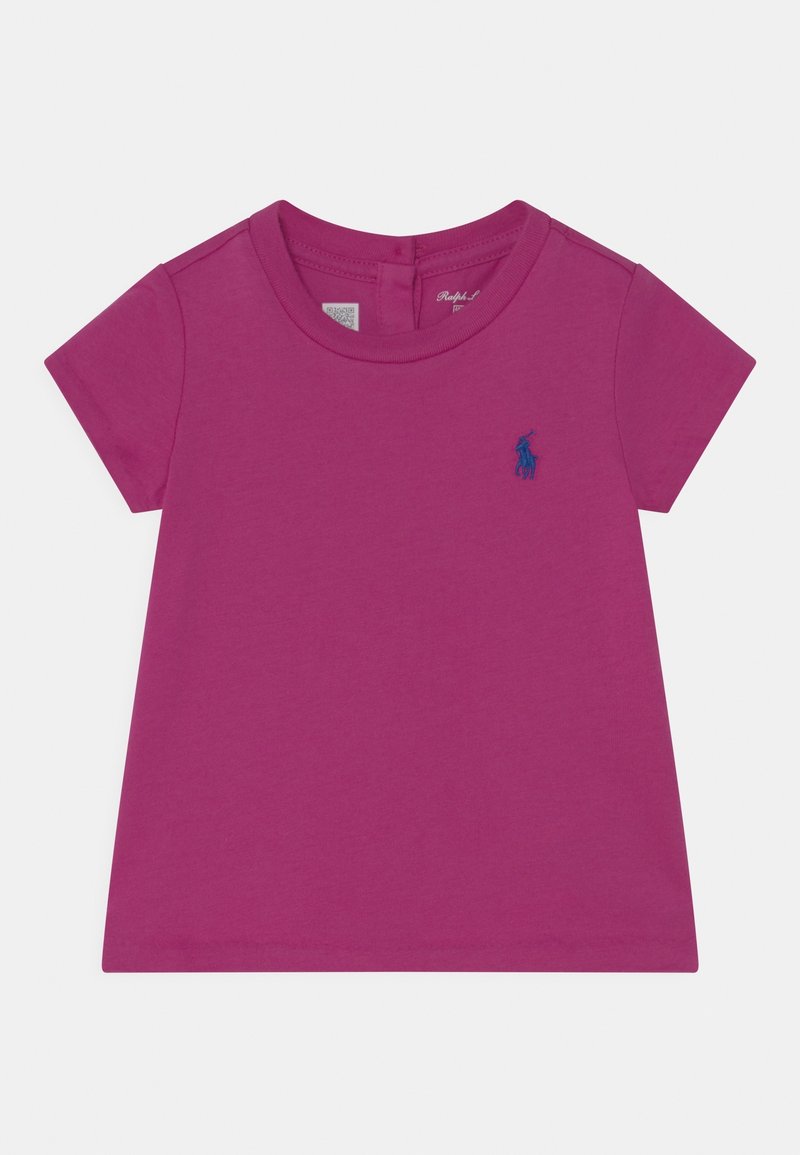 Koszulka z krótkim rękawem, okrągłym dekoltem w intensywnym kolorze magenta, wykonana z bawełny, z małym niebieskim haftowanym logo na piersi. Prosty design, bez wzorów.