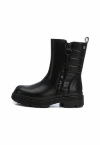 Stivale nero in pelle alla caviglia con cerniera laterale, pannelli arricciati e suola spessa, dotato di una linguetta per una calzata facile.