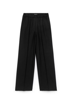 Schwarze, weit geschnittene Hosen mit elastischem Bund und seitlichen Taschen, aus glattem Stoff, flach auf einem weißen Hintergrund ausgelegt.