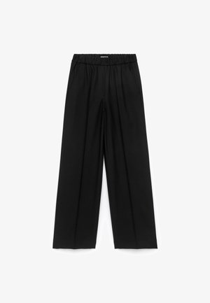 Schwarze, weit geschnittene Hosen mit elastischem Bund und seitlichen Taschen, aus glattem Stoff, flach auf einem weißen Hintergrund ausgelegt.