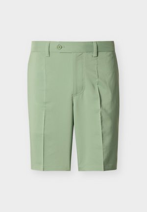 Svjetlozelene kratke hlače po mjeri s omčama za remen, zatvaranjem na gumbe i prednjim naborima, prikazane na jednostavnoj bijeloj pozadini.