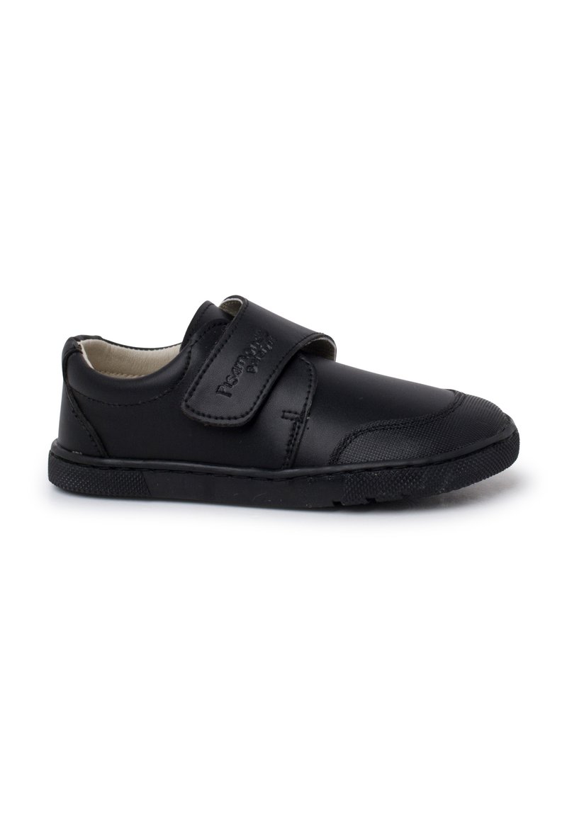 Chaussure enfant en cuir noir avec une large sangle Velcro et un bout texturé, conçue pour un enfilage facile et le confort.