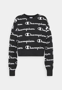 Czarny crop sweatshirt z powtarzającym się białym napisem "Champion". Długie rękawy z ściągaczami i szerokim dekoltem, gładka tekstura tkaniny.