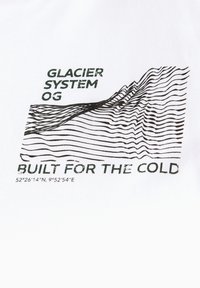 Bílý bavlněný tričko s černou grafikou vlnitých čar, textem "GLACIER SYSTEM OG" a souřadnicemi "52°26'14"N, 9°52'54"E."