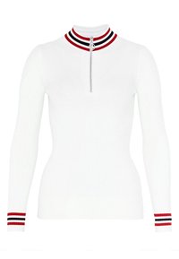 Haut blanc à manches longues côtelées avec un col montant et une fermeture éclair sur un quart de la longueur. Accents rayés rouges et noirs sur le col et les poignets.