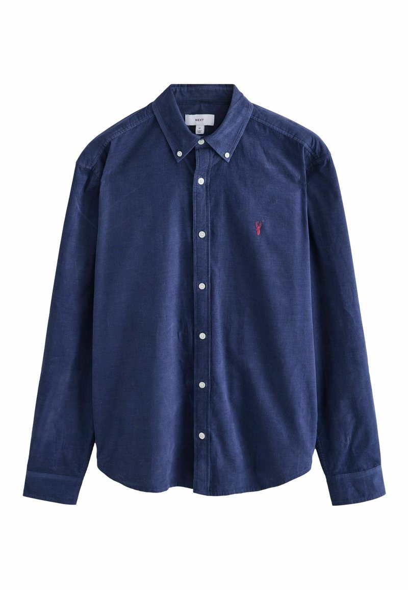 Chemise bleu marine à manches longues avec col et petit homard rouge brodé sur la poitrine gauche.