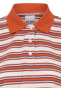 Polo rayé avec un col orange. Présente des rayures horizontales dans des tons de rouge, crème et bleu. Comprend trois boutons blancs.