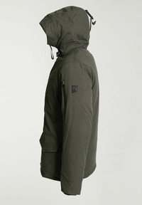 Vista lateral de una chaqueta con capucha de color verde oliva, con bolsillo en el pecho con cremallera y bolsillo inferior con solapa sobre un fondo liso.