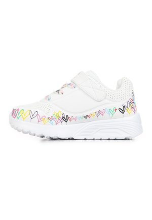 Sneaker bianca con cinturino a strappo, motivi di cuori colorati disegnati a mano lungo la suola e intorno al tallone, e collo traforato per la ventilazione.