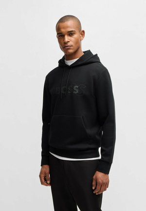 Svart hoodie med en framficka i kängurustil, med upphöjd "BOSS"-logotyp i matchande ton. Mjuk tyg, dragsko i huvan och ribbade ärmslut.