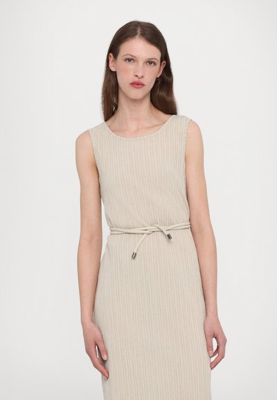 Vestido sem mangas bege com riscas verticais, decote arredondado e um cinto trançado com detalhes metálicos. Textura do tecido suave.