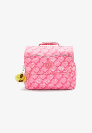 Roze rechthoekige tas met een hartpatroon, voorzien van een klep, een draagriem en een gele aap sleutelhanger.