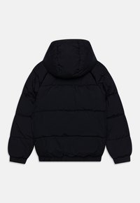 Černá péřová bunda s kapucí, se horizontalním prošíváním, elastickými manžetami a lemem, vyrobená z hladkého, lehkého materiálu.