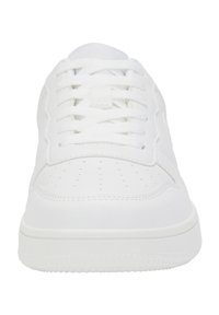 Weiße Sneaker aus glattem synthetischen Lederobermaterial, mit runder Spitze, durchbrochenen Details und flachen Schnürsenkeln, ausgestattet mit einer strukturierten Gummisohle.