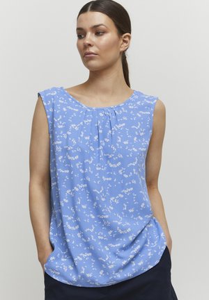 Blouse sans manches bleu clair avec un motif floral, présentant des plis au niveau du col et un ourlet arrondi. Fabriquée en tissu doux et léger.