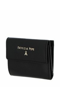 Portefeuille en cuir texturé noir avec logo doré "Patrizia Pepe" et emblème d'insecte sur le rabat avant, design compact et plié.