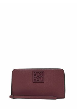 Portafoglio a polso rettangolare in pelle bordeaux con logo Armani Exchange in rilievo e cinturino sottile attaché.