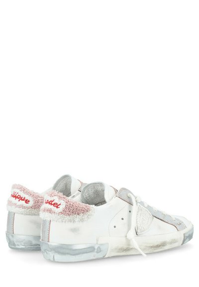 Sneakers in pelle bianca con accenti grigio chiaro, colletto testurizzato rosa e lettering rosso, design con lacci e suola argentata scalfita.