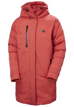 Rode gewatteerde parka jas met een capuchon, voorzien van een voorzak met ritssluiting en het logo op de borst. Gebreide stof met een gladde afwerking.