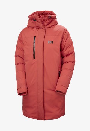 Červená zateplená parka s kapucí, s přední kapsou na zip a logem na hrudi. Texturovaná tkanina s hladkým povrchem.